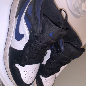 Popular sneaker! Worn but in great condition!